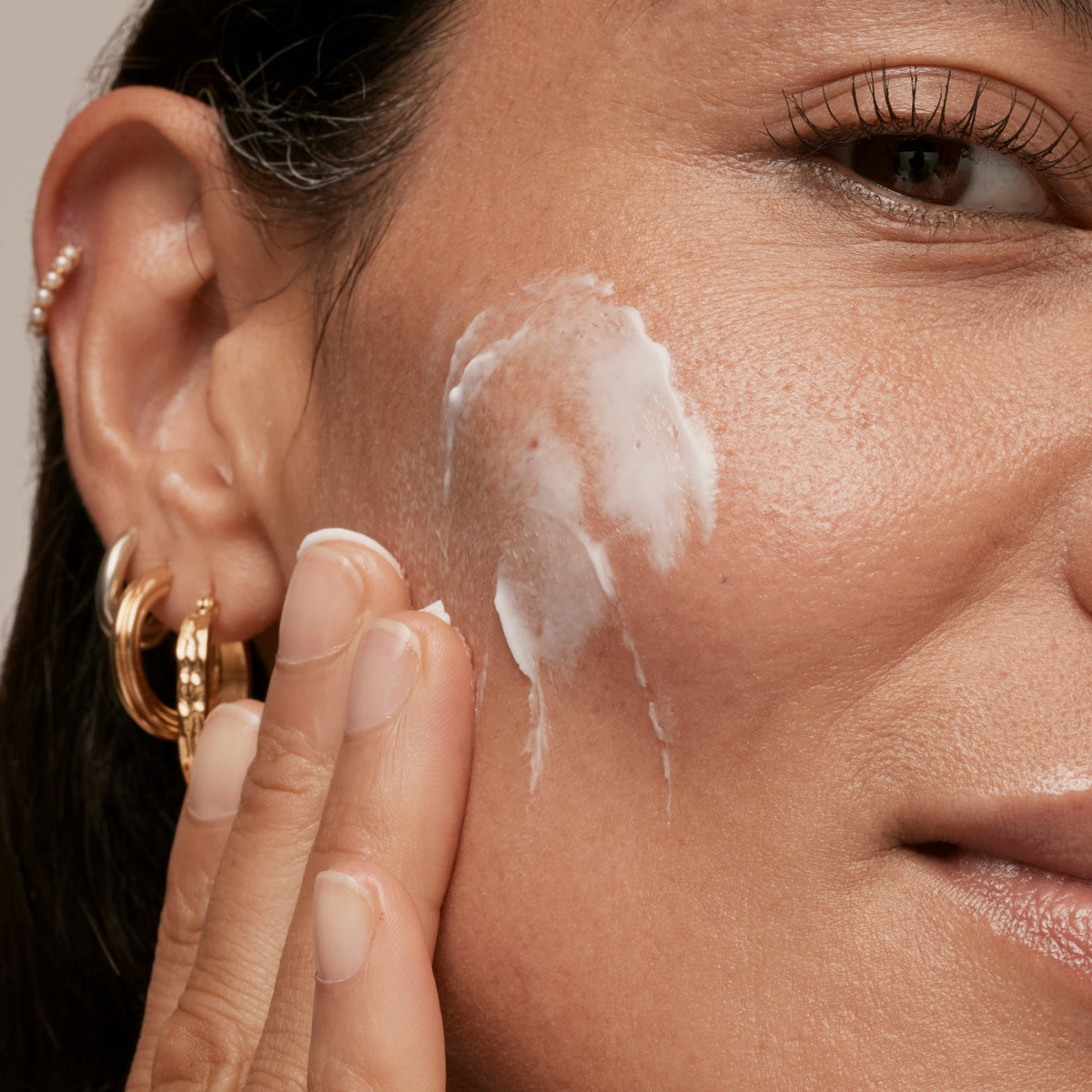 simple-skincare-cleanser-and-ceramide-moisturizer-duo-e4 INKEY_DTC_Bio-ActiveCeramide_Ppage_Model_02_dd0fc443-e441-4e82-ac65-ebe93c1b6365_1.jpg