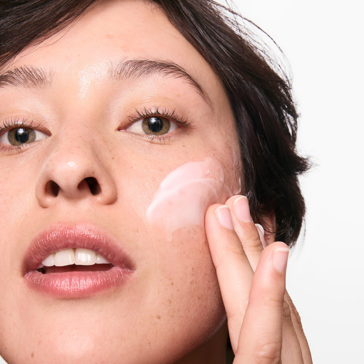 hydrating-cleanser-and-oil-free-moisturizer-duo-v3 01_LYDIA_12_APPLICATION_OMEGA_SUPERSIZE_036_1_8483aad9-c9a3-46f0-b735-539c739306ac.jpg